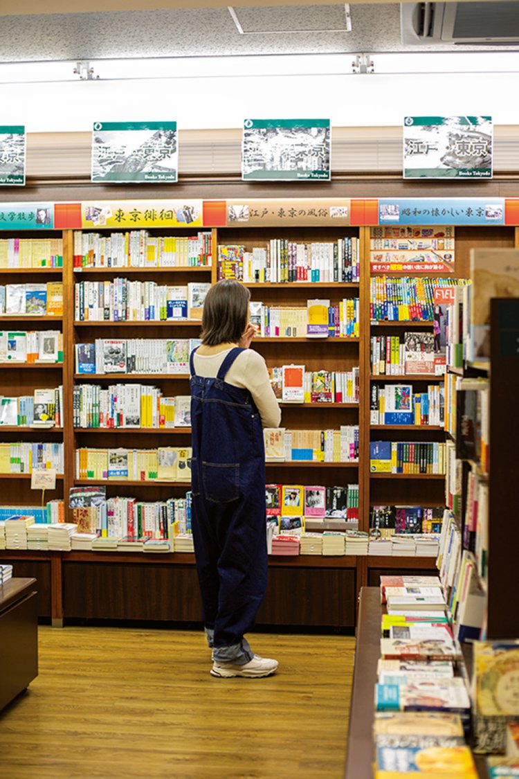江戸・東京に関する本を集めたコーナー。散歩本も充実。
