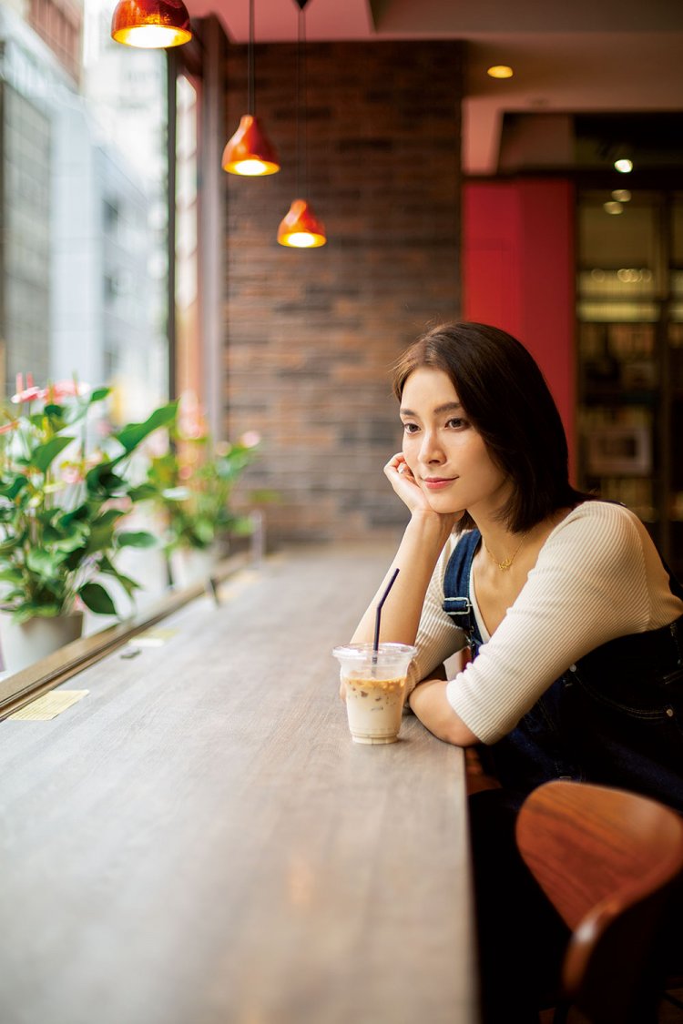 1～2階には『Paper Back Café』が。すずらん通りを行き交う人を眺めながら、購入した本を読む。疲れた顔一つ見せず、不思議な冒険を心から楽しんでくれた秋元さんに感謝。