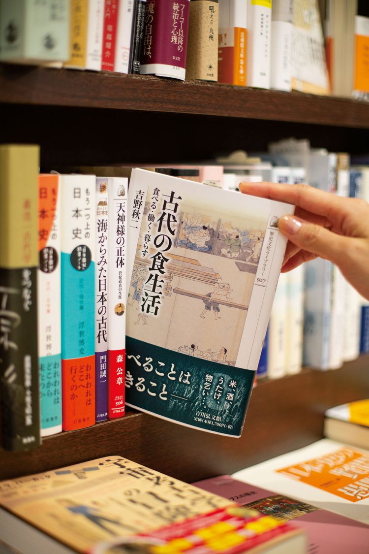 吉野秋二著『古代の食生活』（吉川弘文館）。「上野の『下町風俗資料館』によく行く」など、古いものには古代から昭和まで目がない。