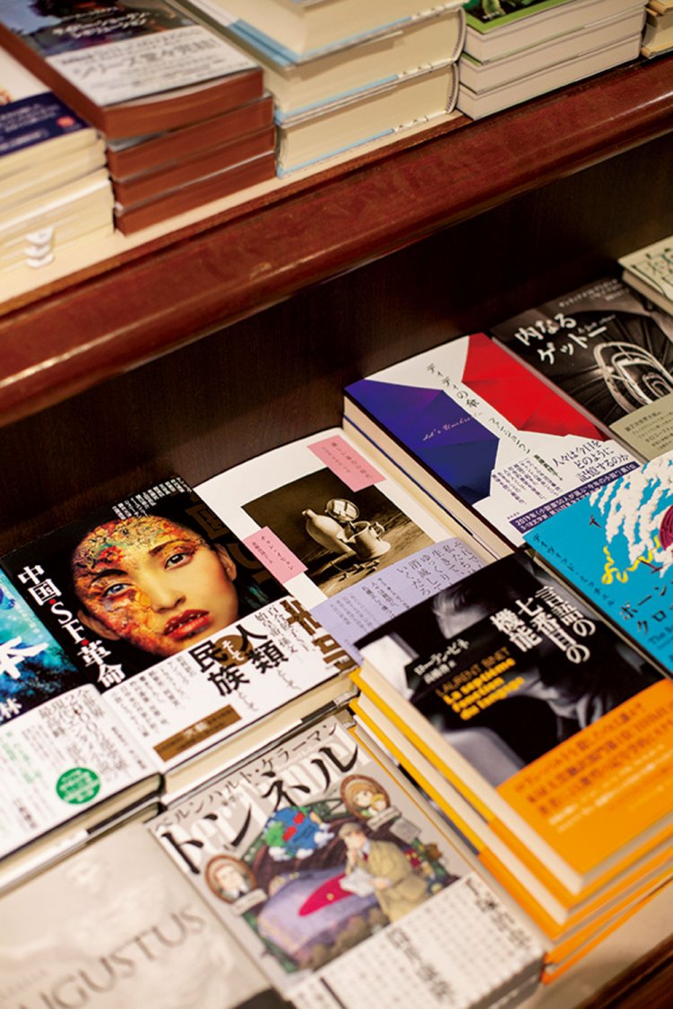 “軍艦”コーナーで最も気に留めていたチョン・イヒョン著、斎藤真理子訳『優しい暴力の時代』（河出書房新社）。“軍艦”の選定基準にも興味津々。