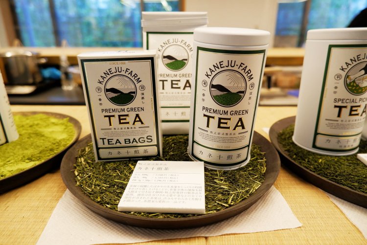 カネ十煎茶2160円（缶入）、1512円（袋入）、1296円（ティーバッグ）。