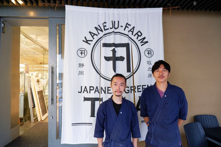 店長の加藤さん（右）とスタッフの前山田さん（左）。