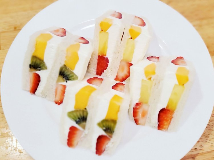 フルーツサンドイッチ 8切れ1700円、4切れ900円。