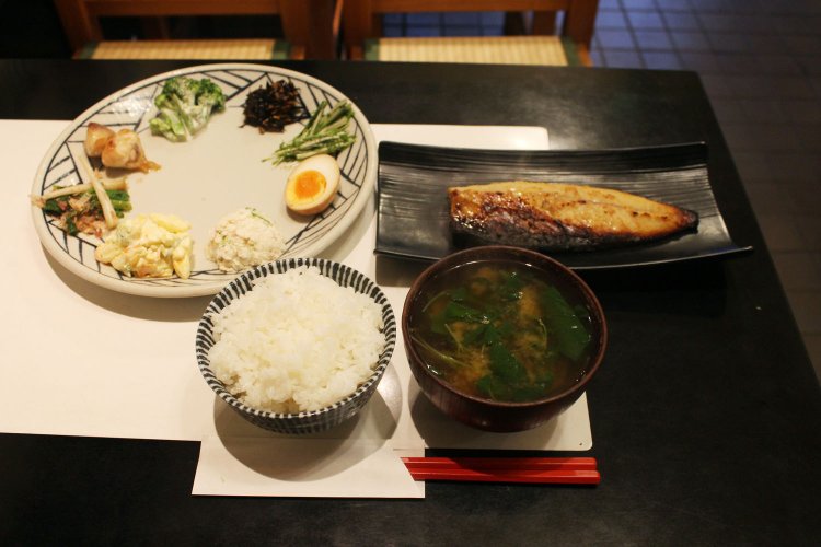 鯖の西京焼定食1100円。一通り並べるとテーブルがいっぱいになるうれしさ。