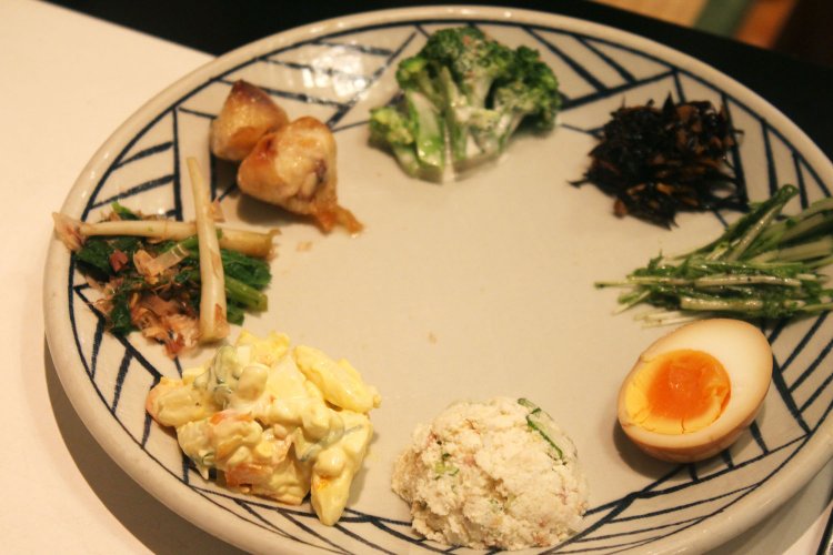 「まごわやさしい」をほぼクリアするお惣菜の盛り合わせ。