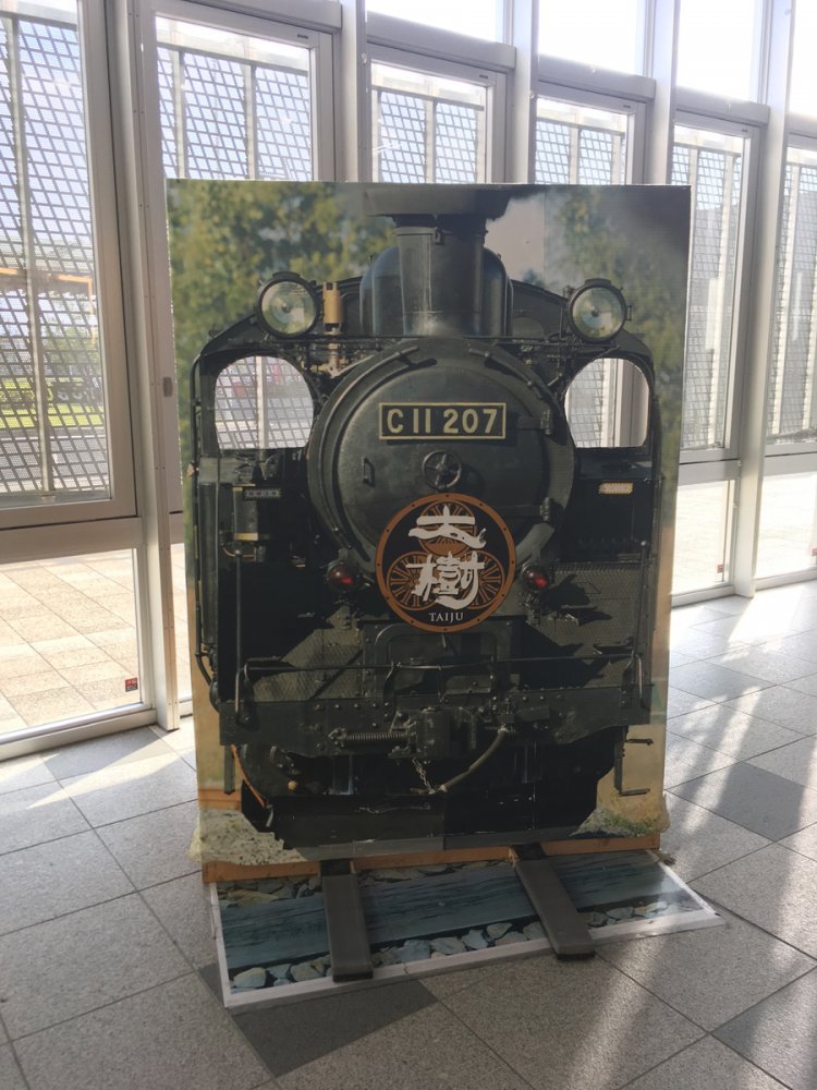 真ん中に穴を開けると機関車のキャラクターのようになってしまうため、やはりこの位置しかないだろうか（伊勢崎・2019年）