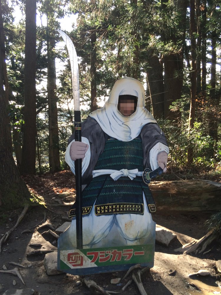 中尊寺の弁慶像。私もたまには人に撮ってもらうこともある（2016年）