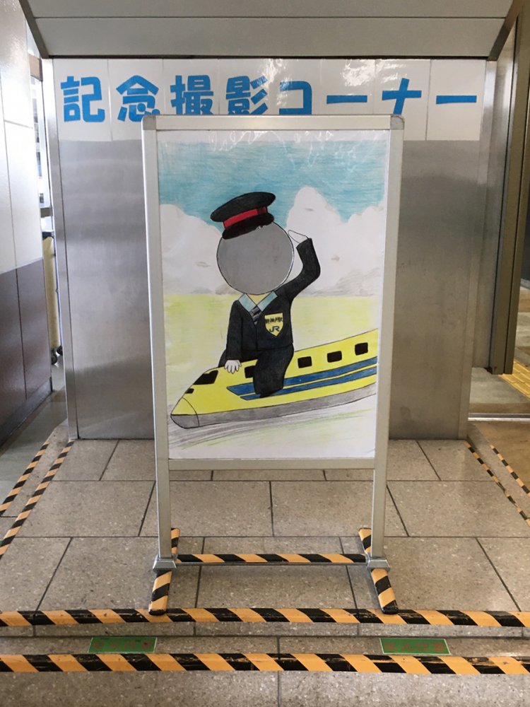 新神戸駅のゆるい手描き顔ハメ。ドクターイエローなのがポイント高い（2020年）