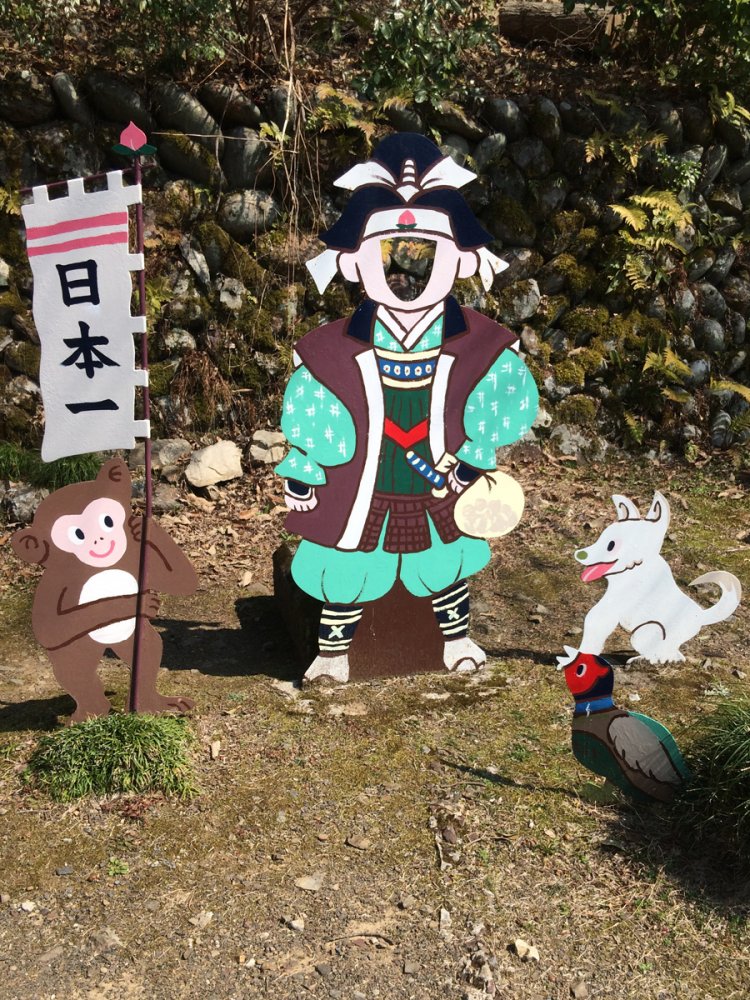 犬山・桃太郎神社の桃太郎顔ハメ。手描きと思われるが良い出来である（2017年）