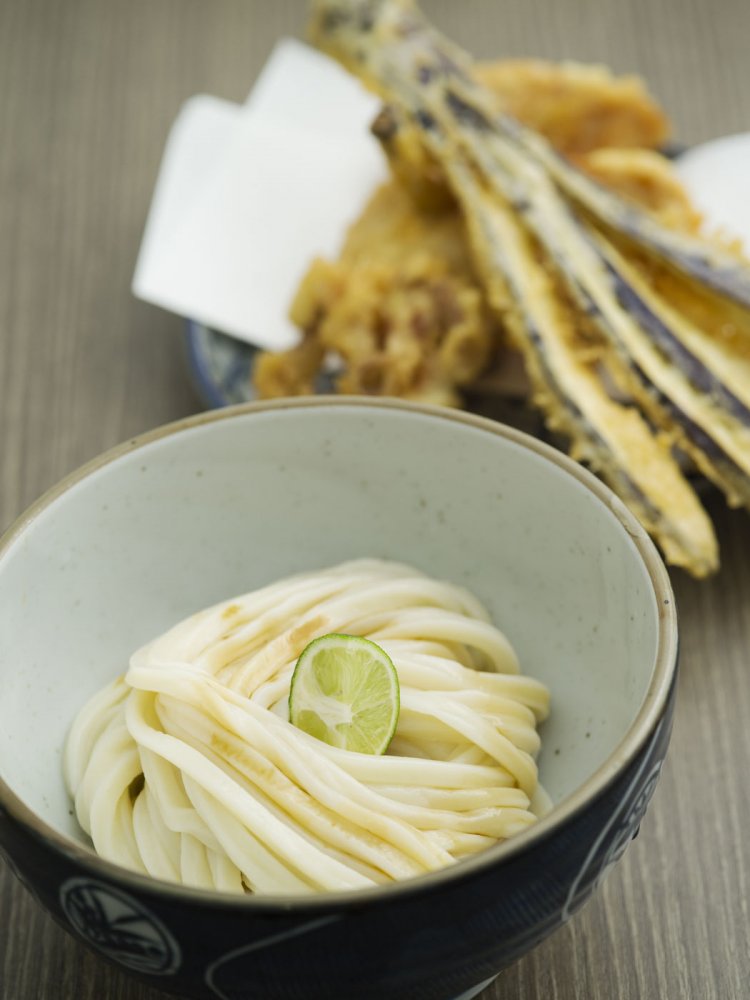 四国のだし醤油で味わう「しょうゆ」590円と甲州健味どりの直白天400円。