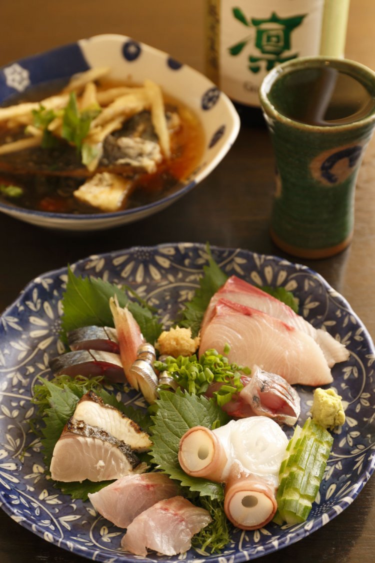 4種と謳(うた)いつつ、当日はブリなど6種が彩った刺身盛合せ。奥がサワラの唐揚げ780円。