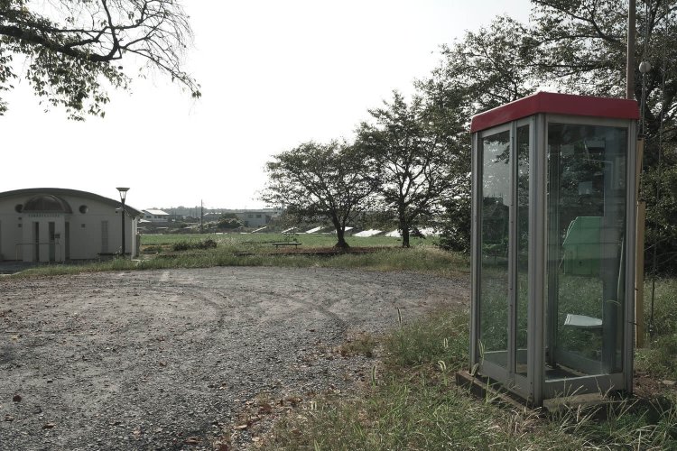 公衆電話から見た駅前。広場には駅舎があった。