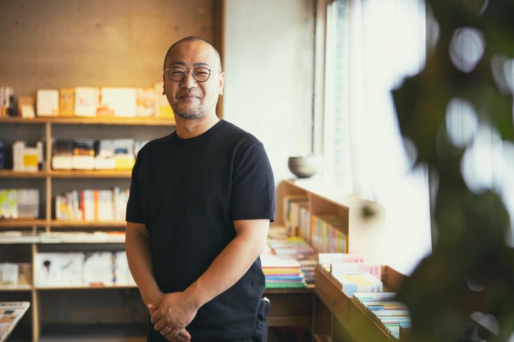 店主の中里さんは書店の設計も手がけたことがある。