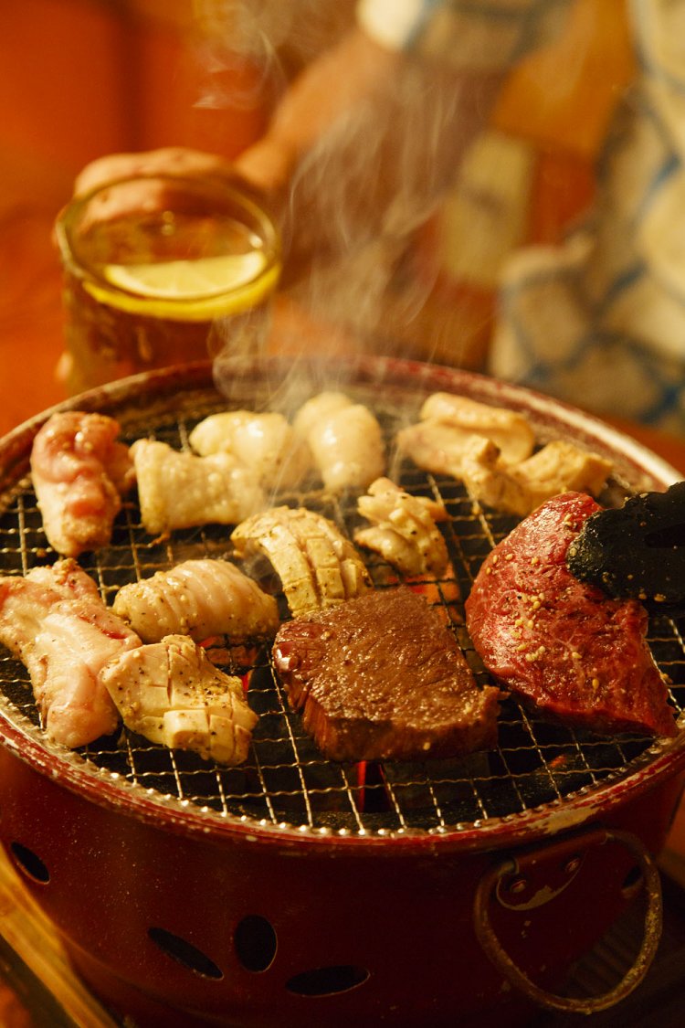 手前が希少な肉厚の和牛上ハラミ。