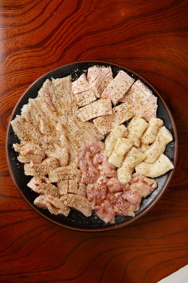 新鮮なホルモンが5種並ぶスタミナセット3740円。