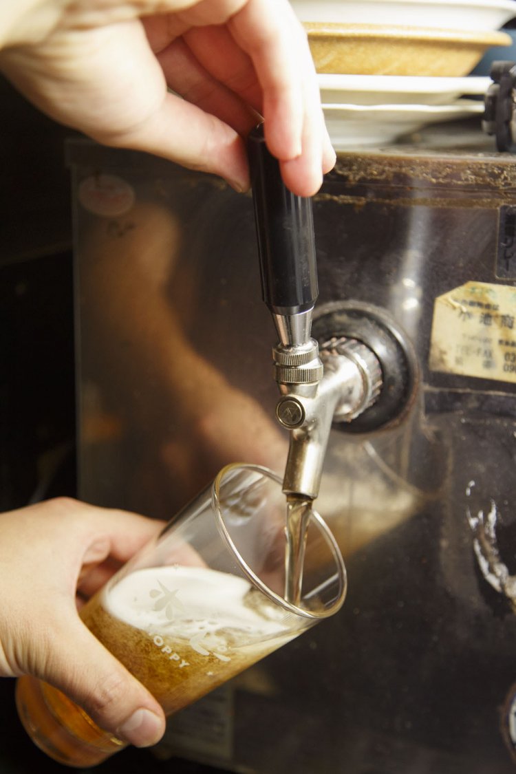 泡立ちクリーミーな生ホッピー550円。