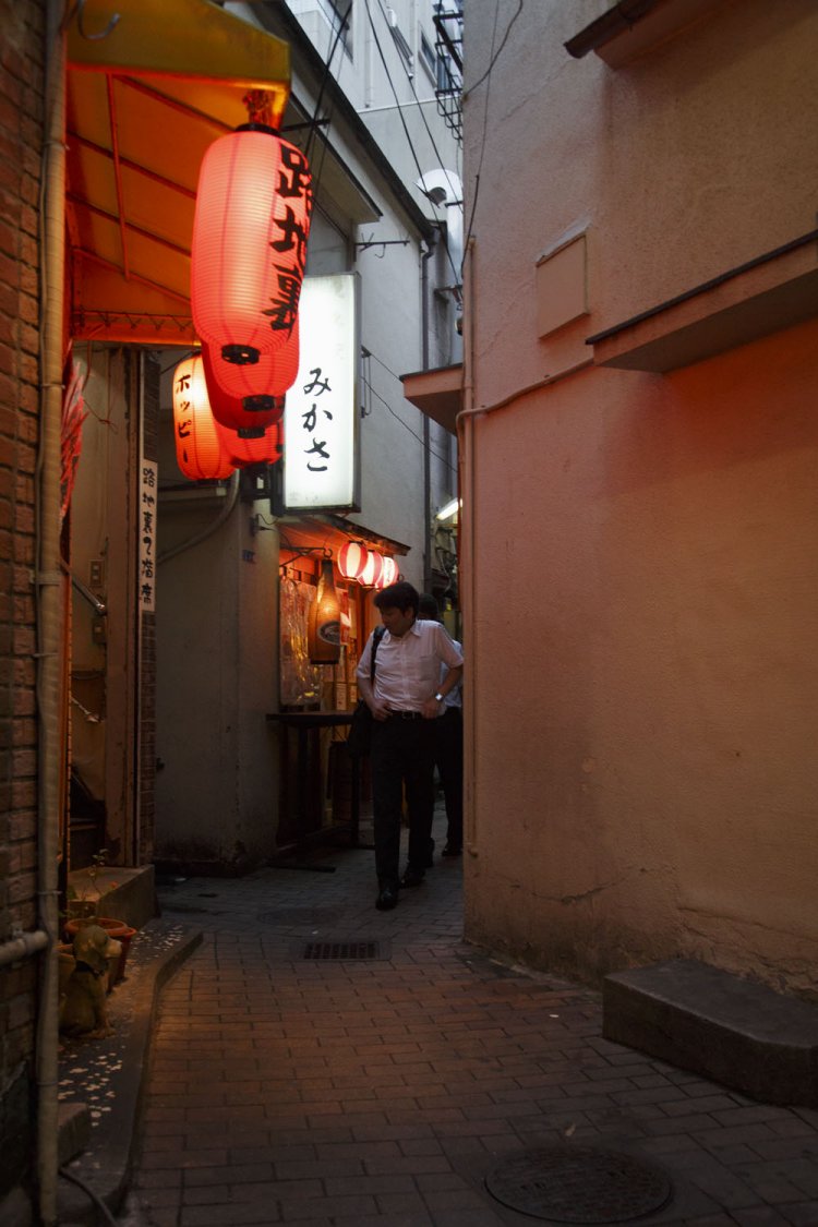 迷路のような路地裏に立地。