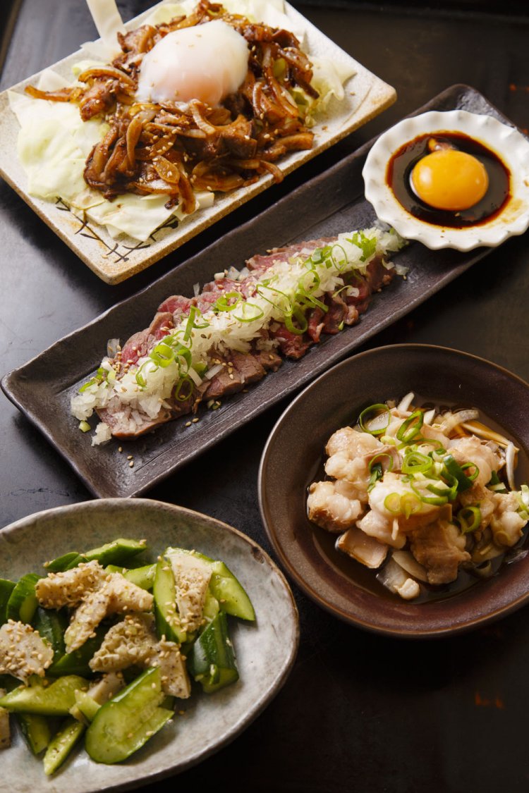 ホルモンぽん酢550円(右下)など。