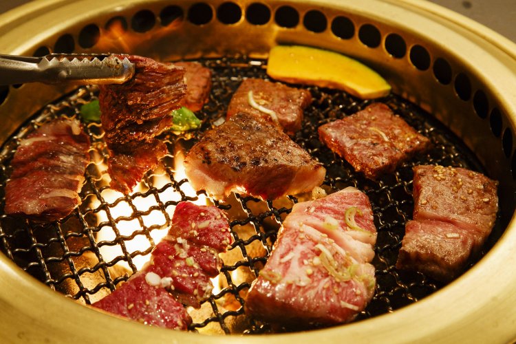 特上ロース焼(手前右)や味噌だれをまとった甘いレバー660円(右)が人気。