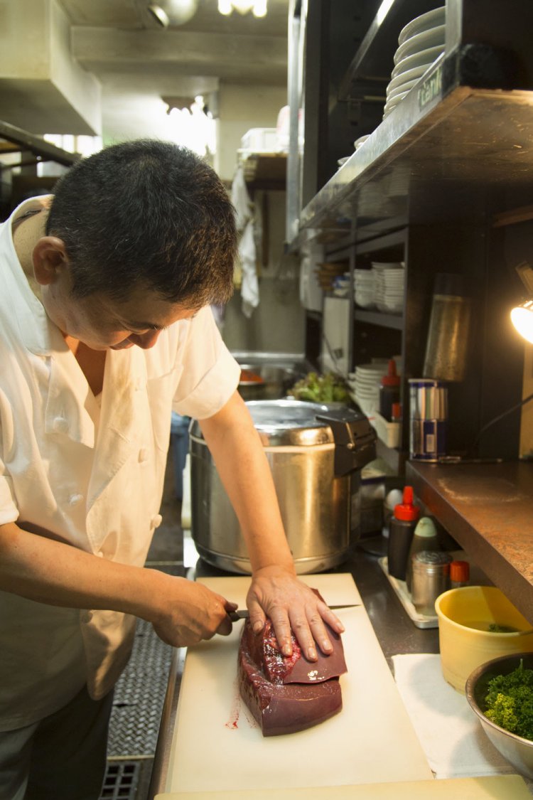食肉市場からその日仕入れたレバーを仕込む。