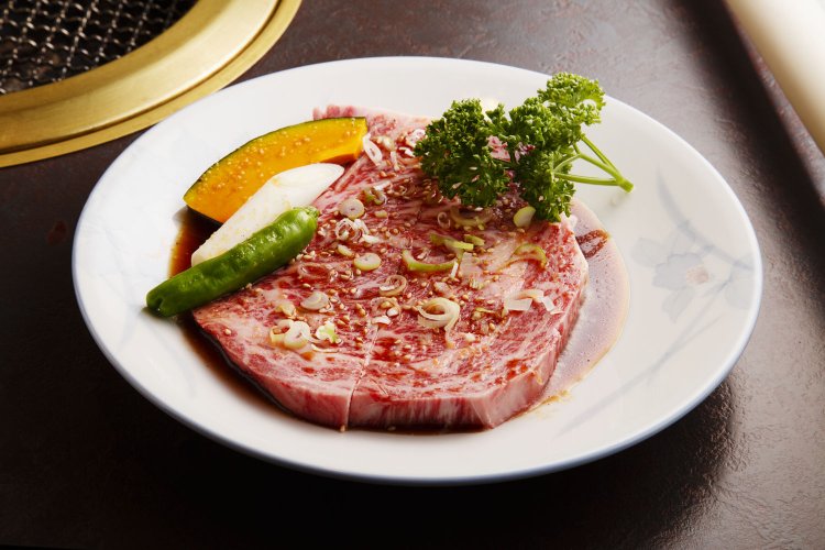 ほれぼれするほどサシが美しい特上ロース焼。