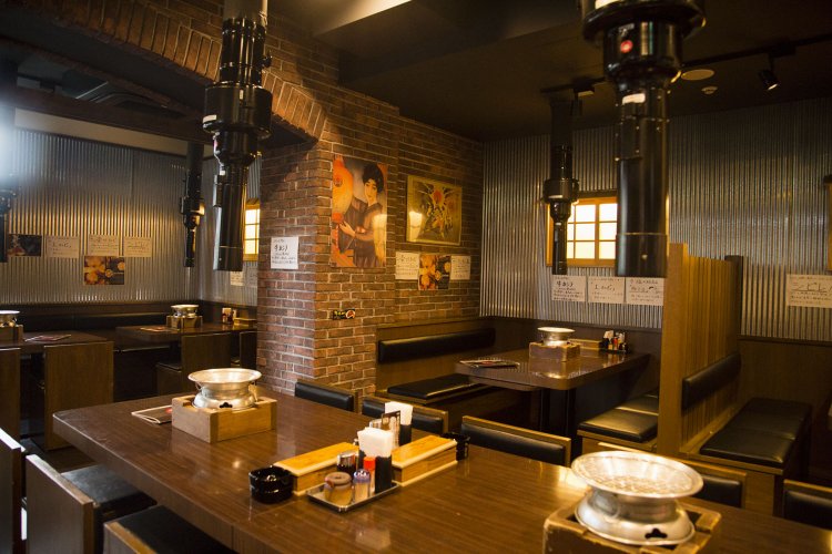 排煙処理もしっかりとした店内。