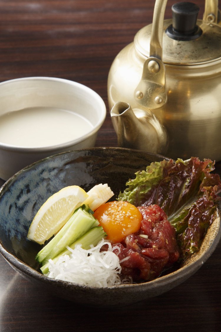 本場熊本から直送の馬肉を使う馬ユッケ1848円と生マッコリ605円。