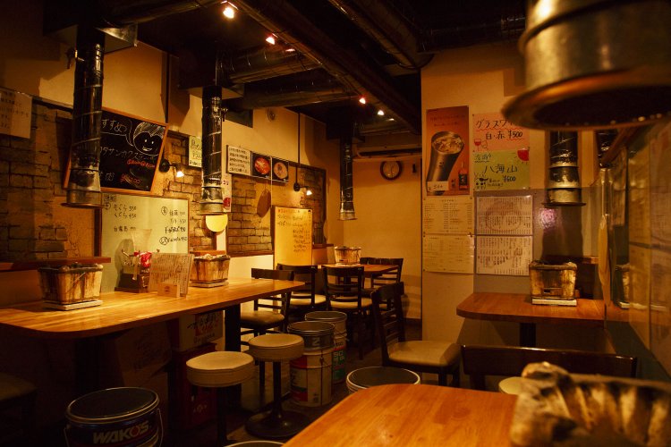 カウンター席があり1人焼き肉もしやすい雰囲気。