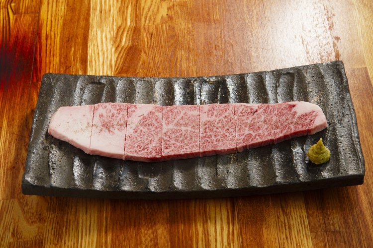 赤身と脂のバランスが絶妙なスーパーザブ一枚肉ステーキ。