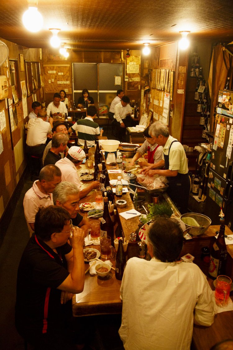 「人生、気配りと氷配りが肝心よ!」と常連自らが各客に氷配り。