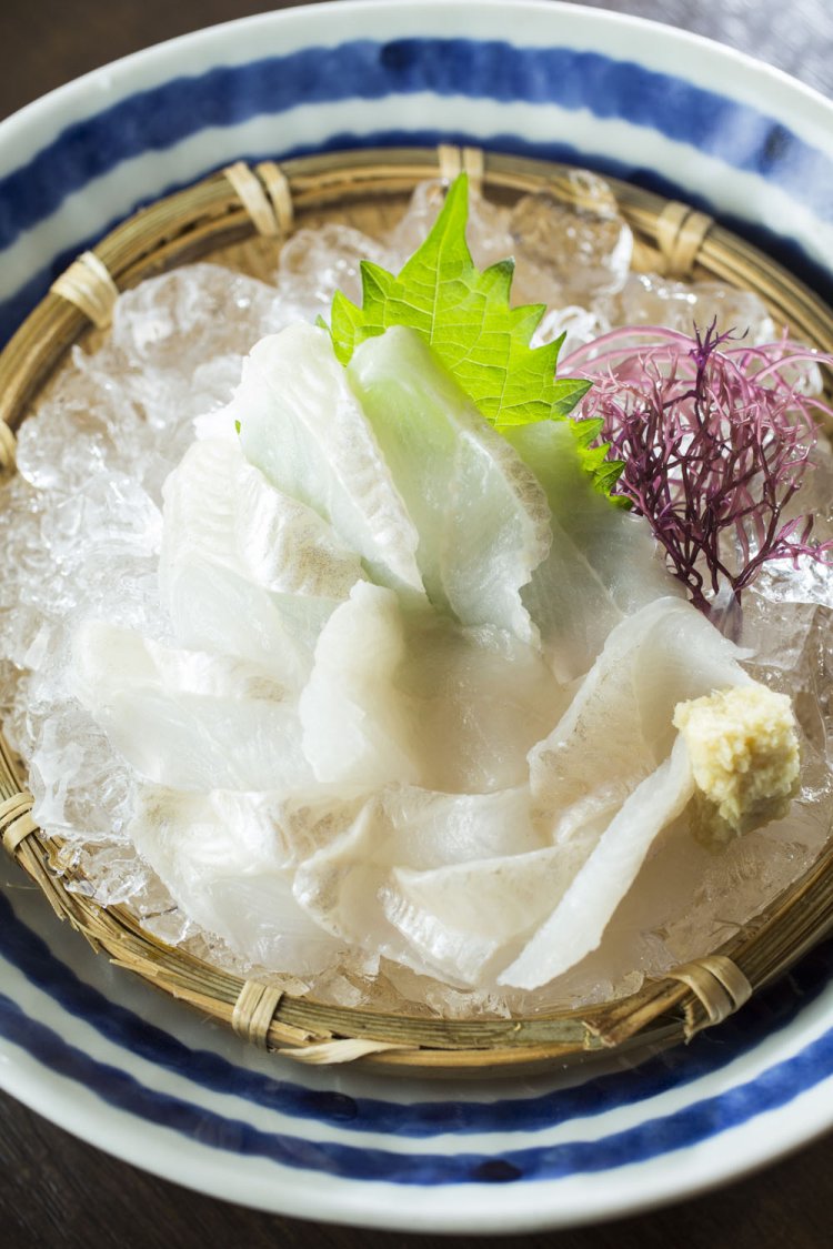 活穴子のお造り1320円。