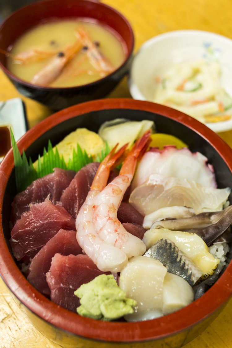 7、8種のネタが盛られた海鮮丼700円は、甘エビの味噌汁付き。季節でネタは変わる。