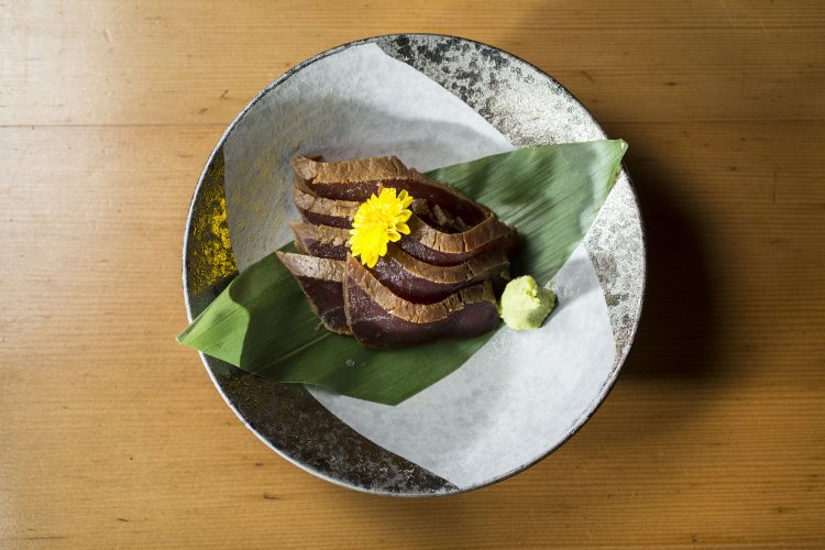 漬けマグロ968円。ランチはお弁当を販売(825～1650円)。夜はコース3300円～。単品メニューもあり。