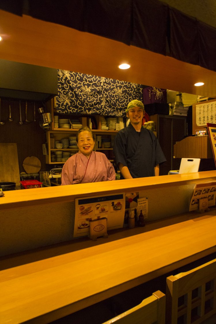 夜を担当する料理人の小林翔太さんと、女将の大竹かよ子さん。