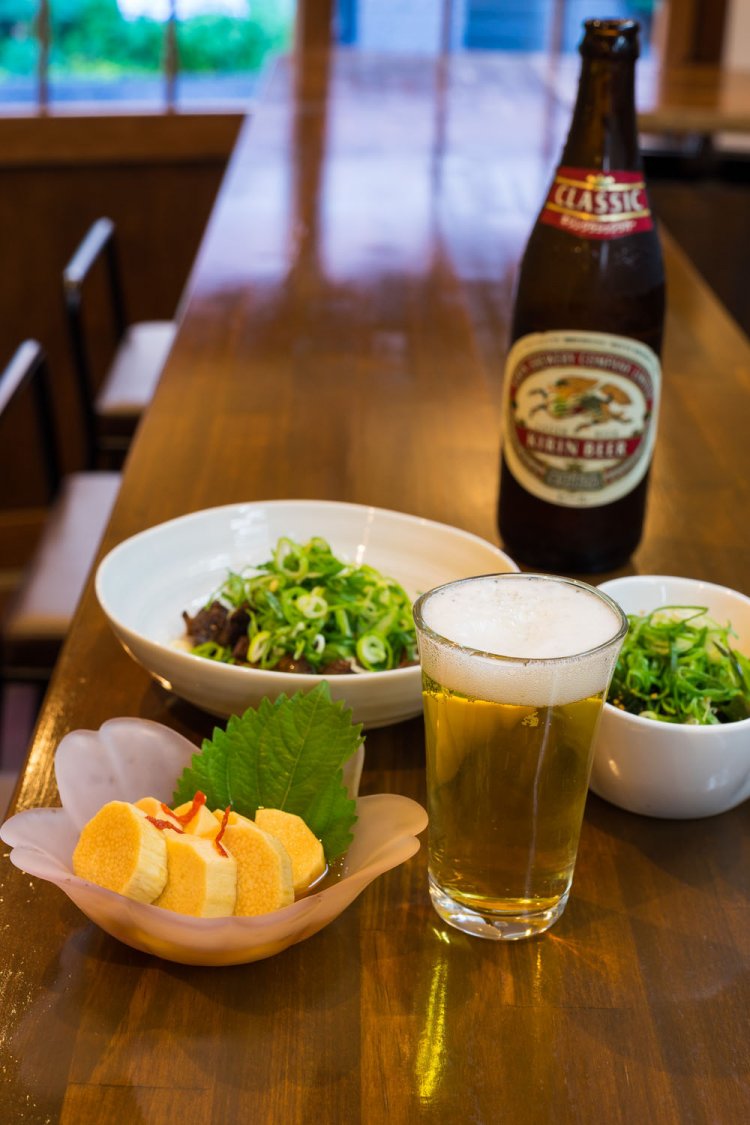 長芋のお漬物550円、生ワカメのナムル550円、すじ肉煮込み935円、瓶ビール(中) 715円。