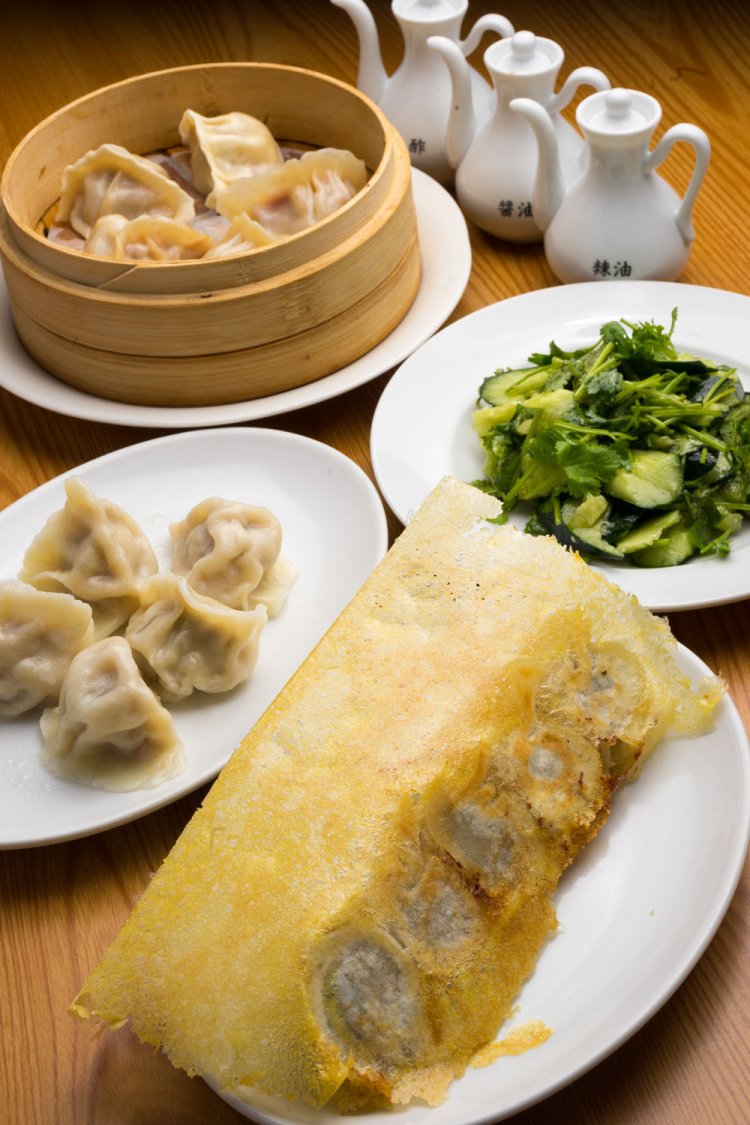 手前から、定番のしそ焼餃子700円、ホタテ水餃子800円、酸味あるトマト蒸餃子600円。