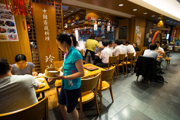 ビル内飲食街、通路まではみ出す客席。