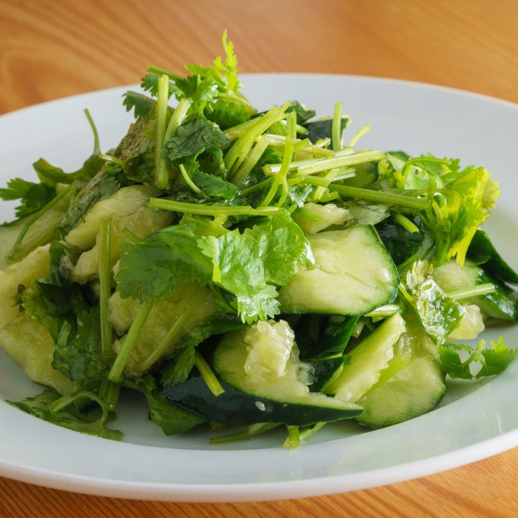 ゴマ油風味の胡瓜とパクチーサラダ680円。