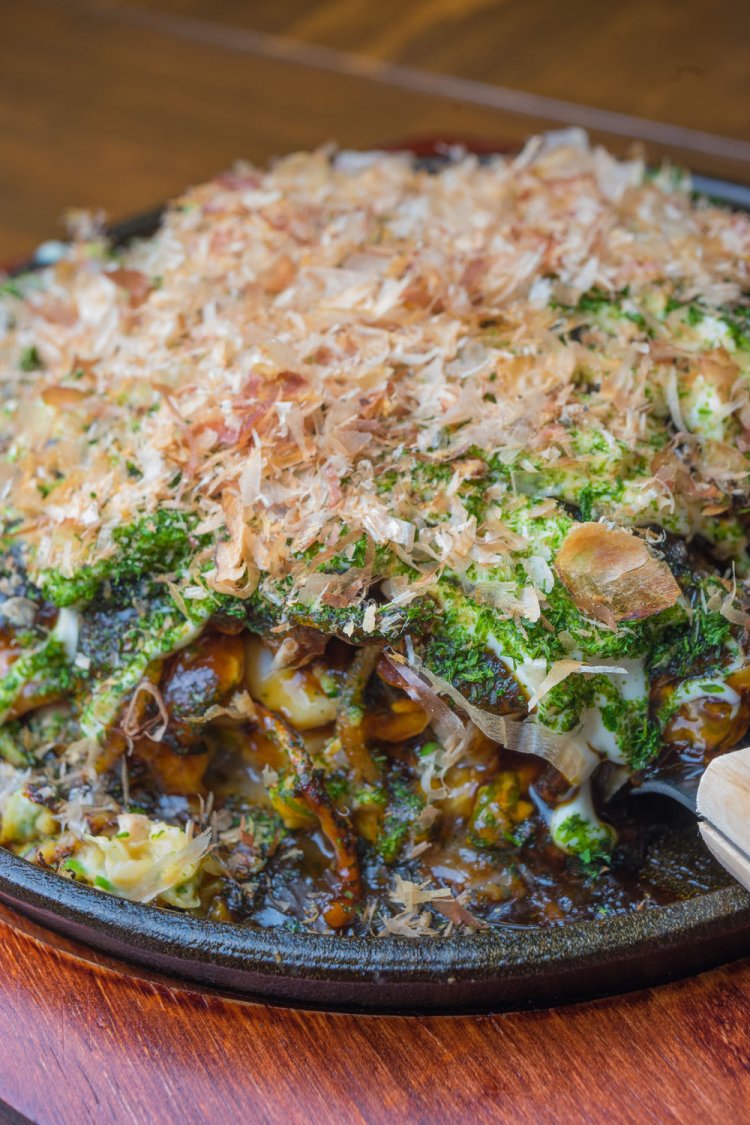 一番豪華な瀧ミックス焼き(豚・イカ・エビ・ホタテの4種)2365円、モダン2695円。