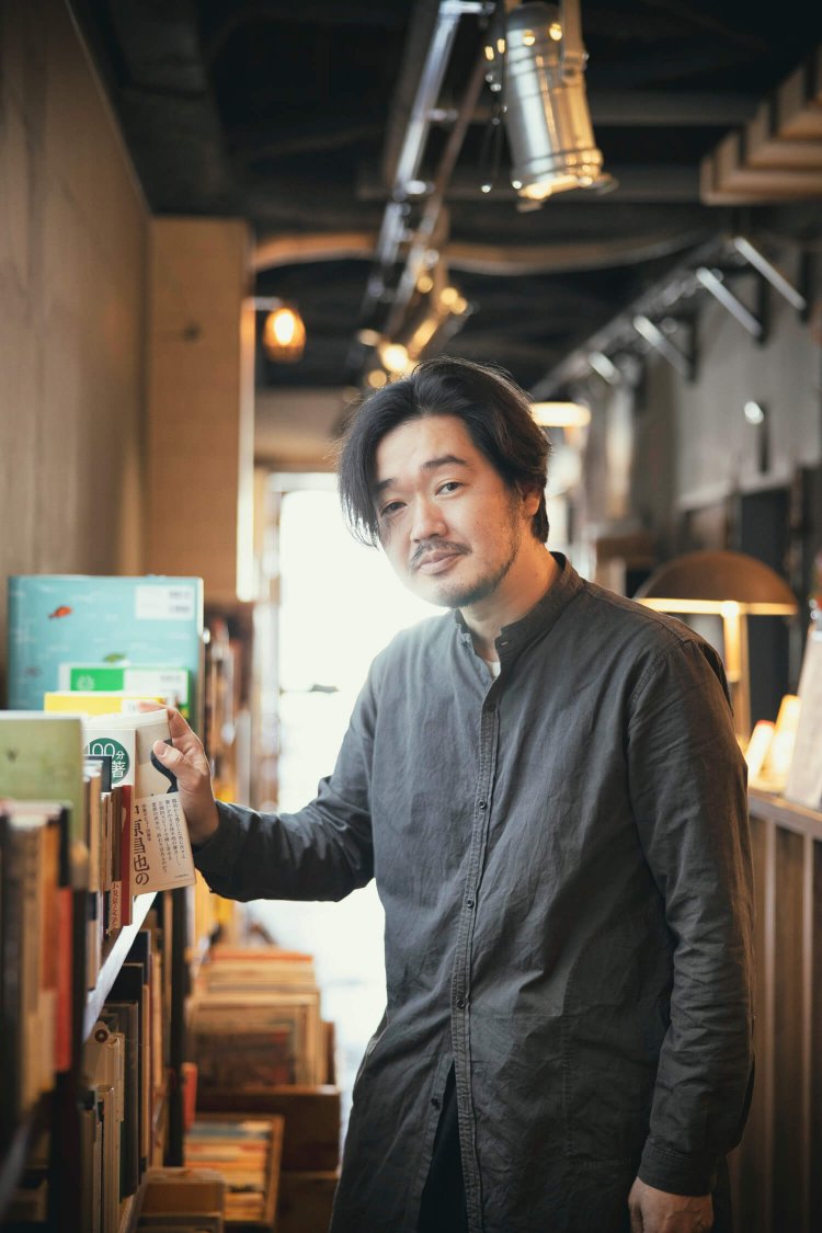 「大学のころから、新刊の書評を読むのが趣味なんです」という店主。