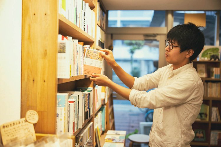 酒井さんは版元の在庫を預かる倉庫会社に勤めていた。2017年に自店をオープン。