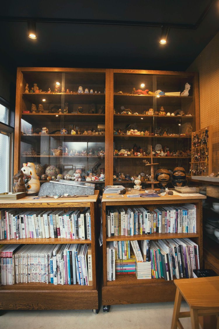 奥の棚に並ぶ郷土玩具は非売品。