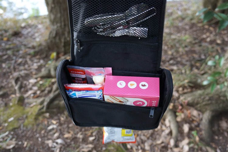 すっと手を伸ばせば届く場所に収納が。