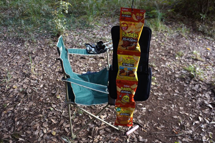 裏返せばすぐにスナック菓子にも手が届く。