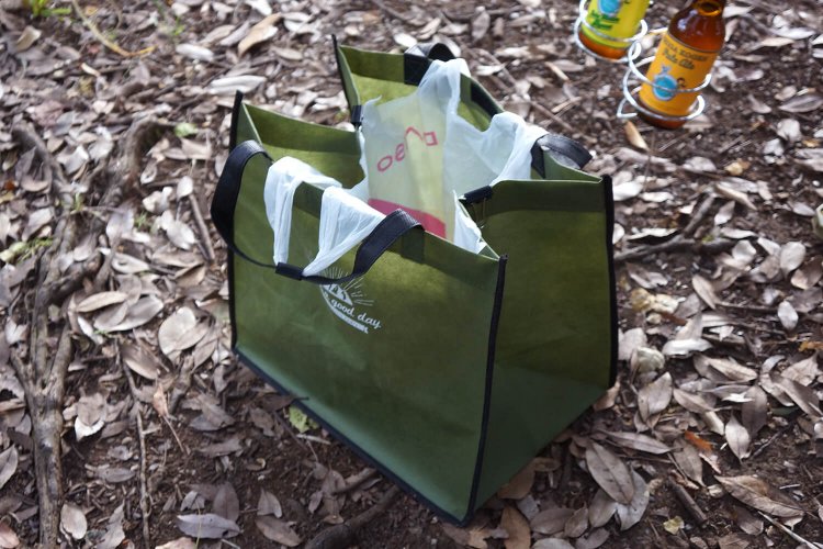 自立する不織布生地のバッグ。