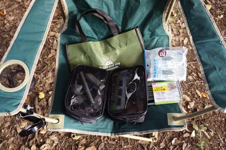 あれこれ詰めこんである黒いメッシュポーチも100均のもの。