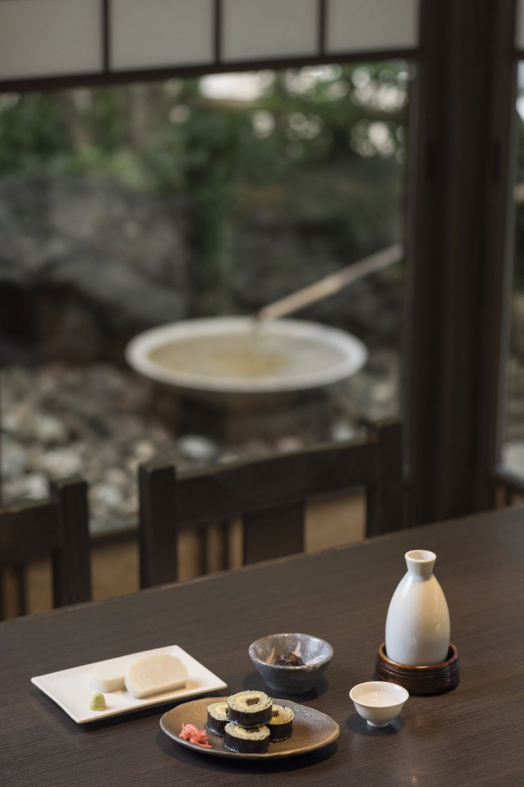 カンピョウと出汁巻きを巻いたそばずし831円、かまぼこ723円。日本酒831円は合鴨の脂やそばつゆを加えたピリ辛の練りみそ付き。