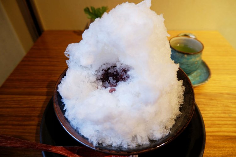 うさ氷900円と煎茶250円（セット価格）。