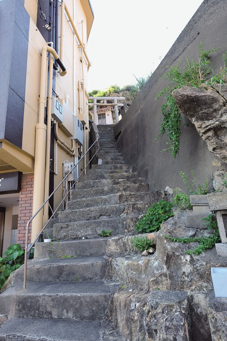 太海港近くにある津嶋神社に通じる石段が、思いのほか急。