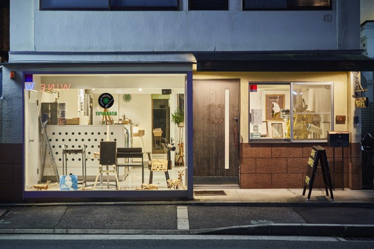 スタイリッシュな店構え。自家焙煎の機械も備え、とうていジャズ喫茶に見えない『チップグラフィア』。